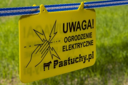 tabliczka uwaga ogrodzenie elektryczne