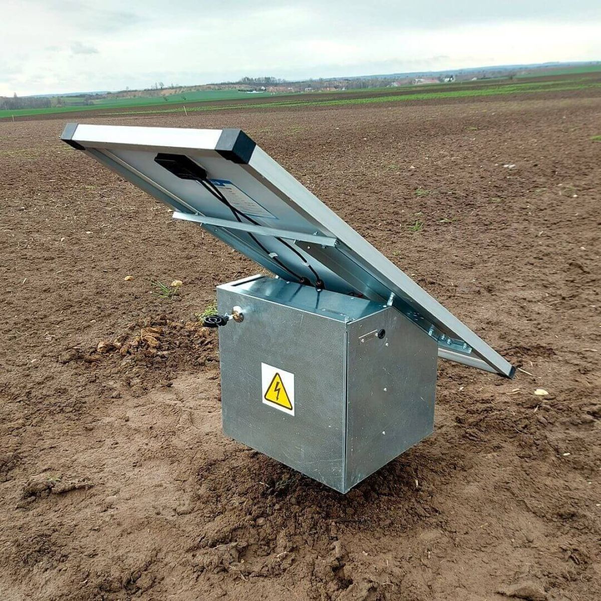 System ładowania akumulatora do pastucha z panelem słonecznym 200W i skrzynią antykradzieżową