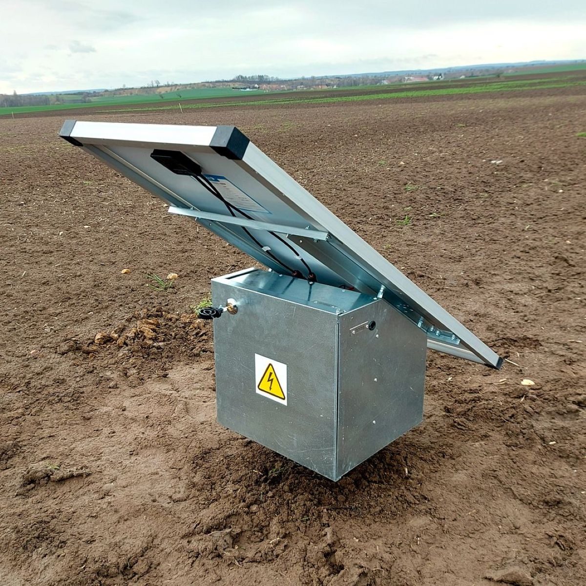 Zestaw solarny do pastuchów na akumulator panel 100W ze skrzynią antykradzieżową